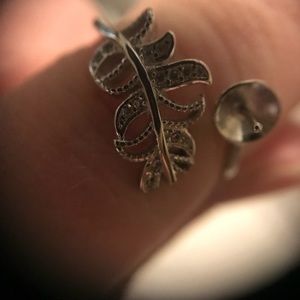 Feather ring with pearl mount